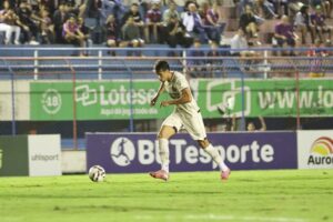 Guilherme Ferreira em ação, entrosamento da zaga