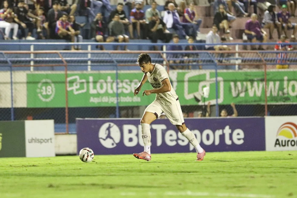 Guilherme Ferreira em ação, entrosamento da zaga