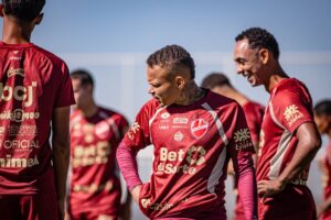 Atacante Janderson em treino do Vila Nova - Vila Nova Série B