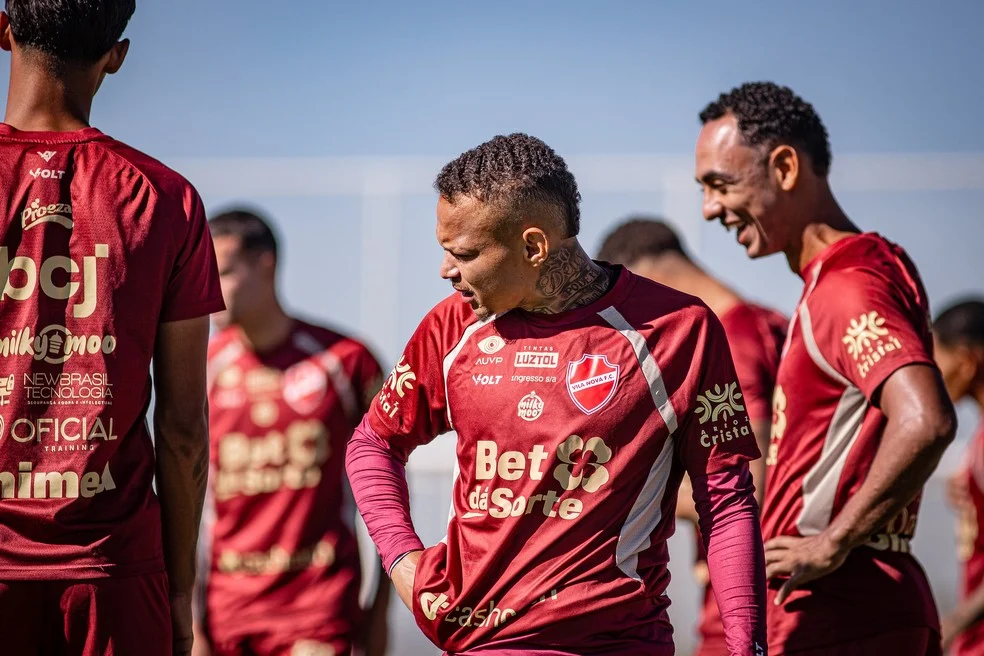 Atacante Janderson em treino do Vila Nova - Vila Nova Série B