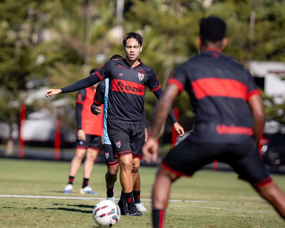 Leandro Vilela em ação pelo Atlético-GO