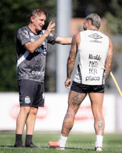 Santos reencontra União São João: Cuca e Gabigol durante treino