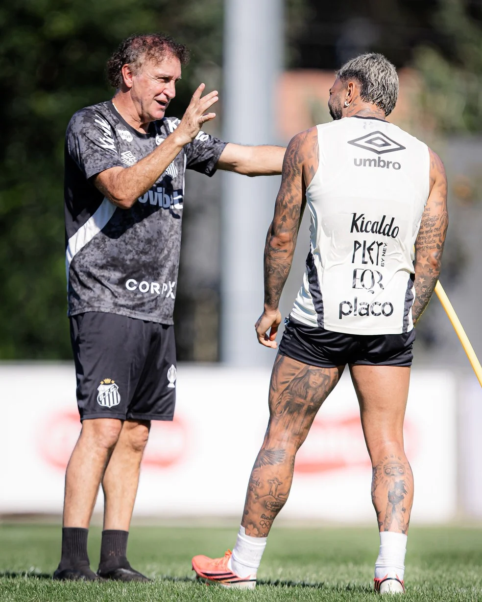 Santos reencontra União São João: Cuca e Gabigol durante treino