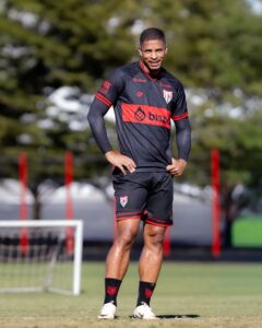 Tito, zagueiro do Atlético-GO em treino