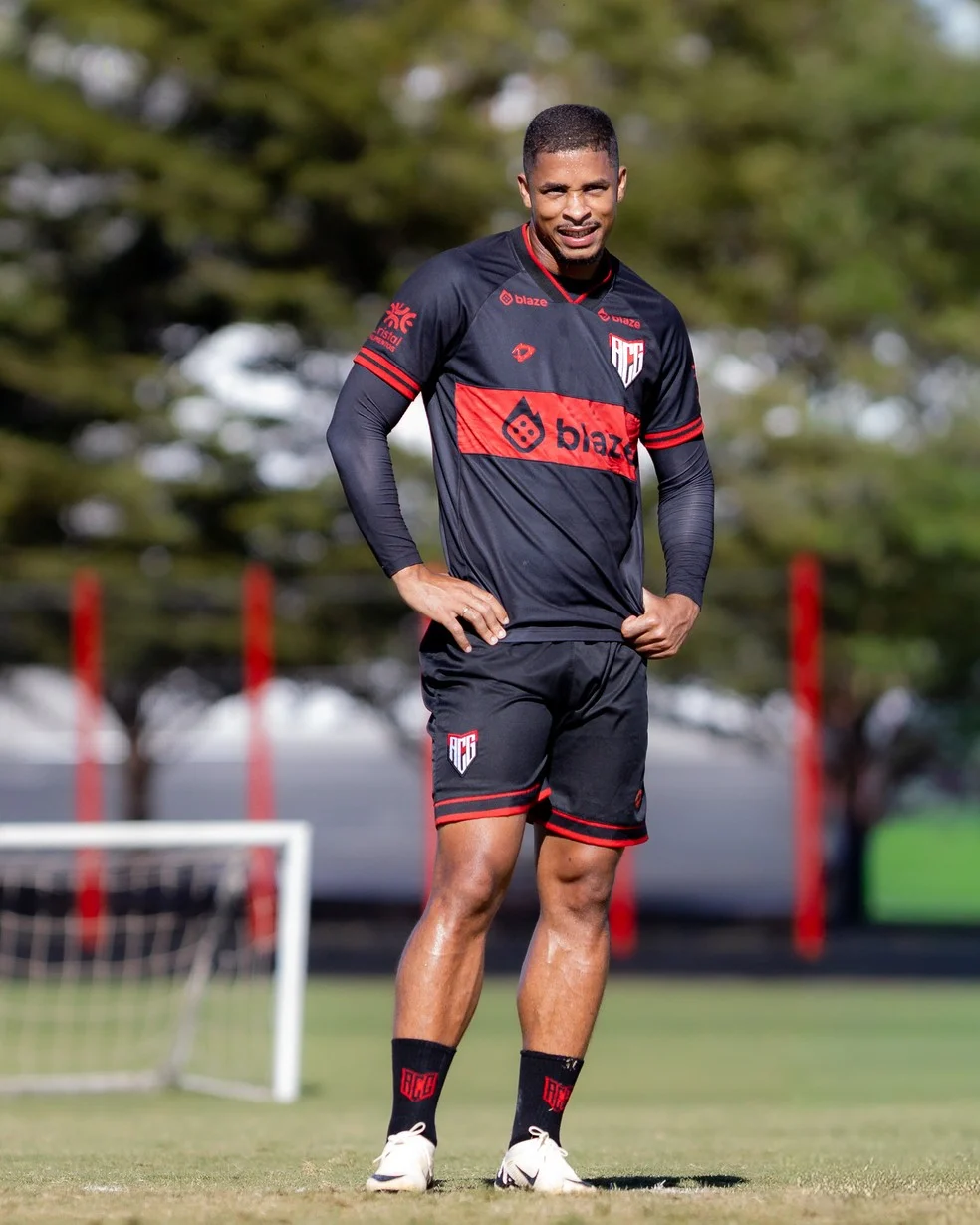 Tito, zagueiro do Atlético-GO em treino