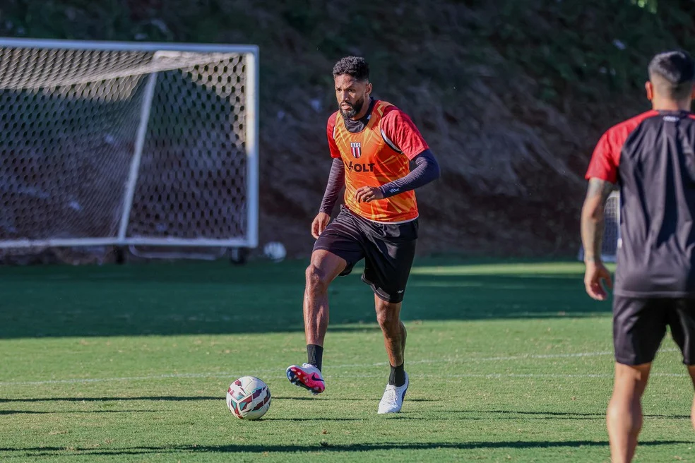 Wallace em lance pelo Botafogo-SP: alternar formações em análise