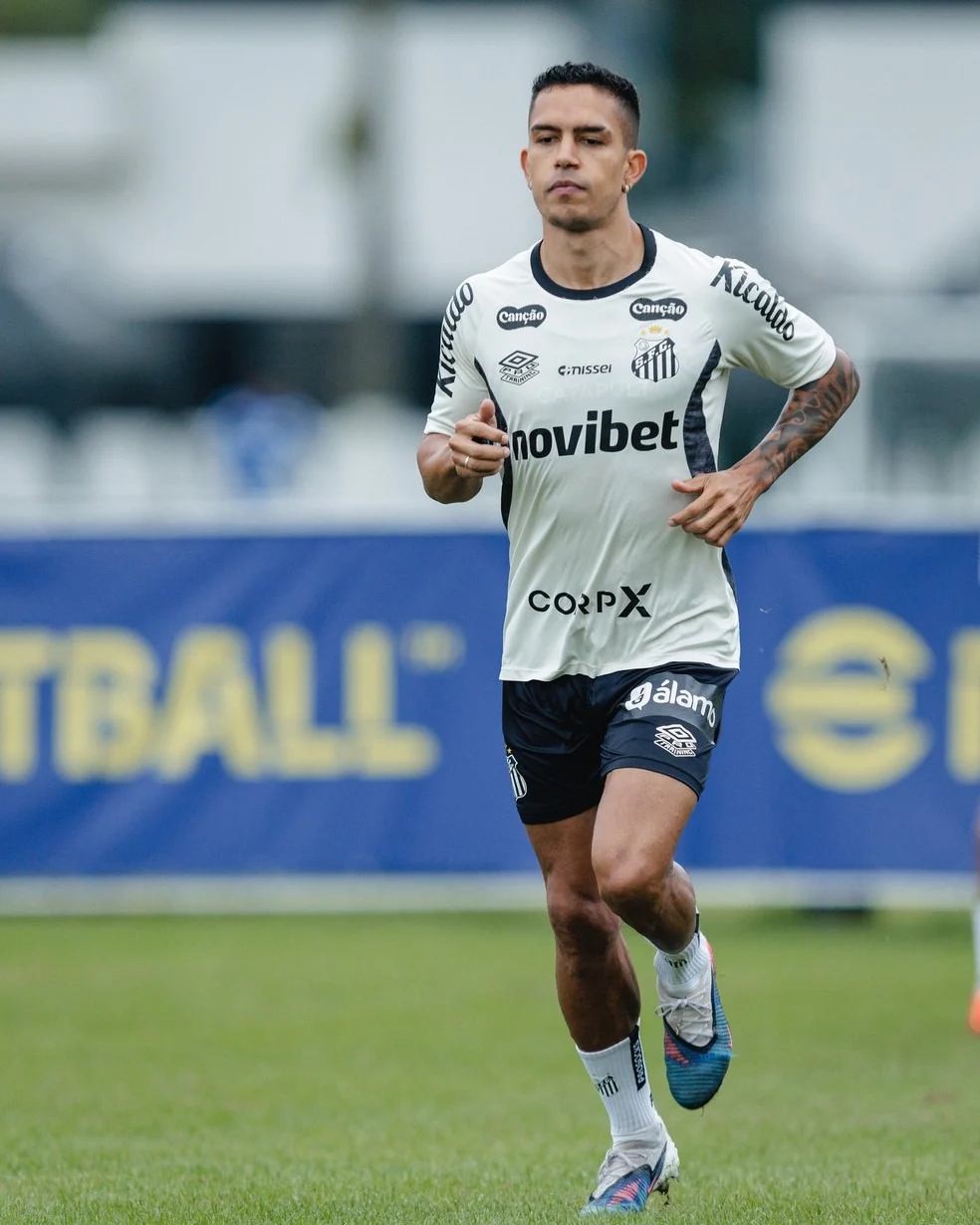 Treino do Santos: Igor Vinícius no gramado