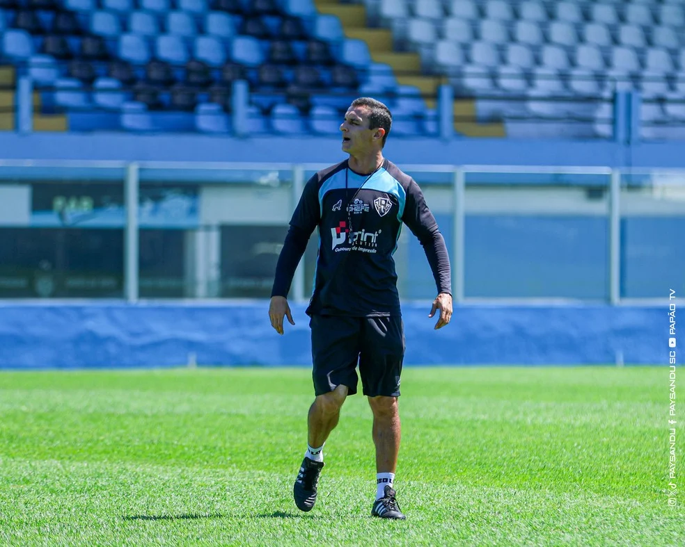 Júnior Rocha em coletiva sobre reforços na zaga