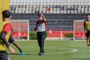 Tencati orienta atletas em treino — Botafogo-SP finalizações