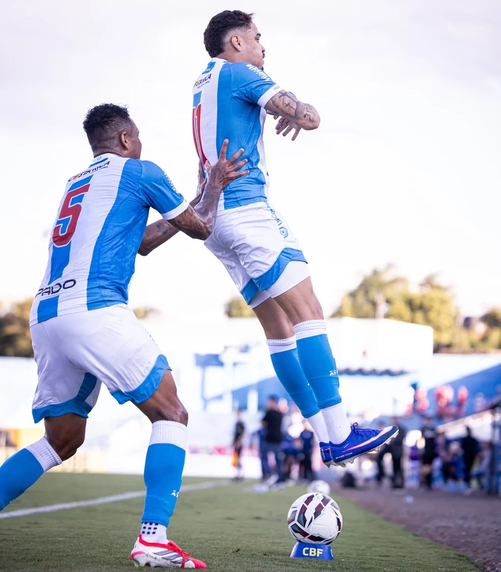 André Luiz e Iago Teles em comemoração — Londrina perde titulares