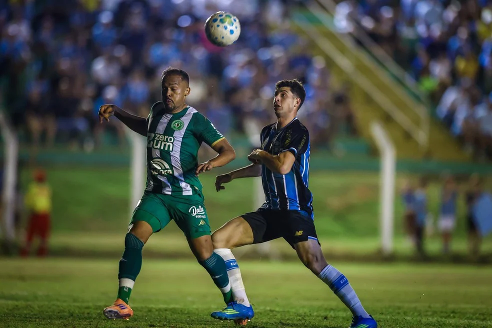 Nardoni e Bruno Pacheco disputam lance: melhora do Grêmio questionada
