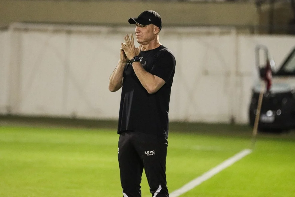 Rogério Corrêa orienta a Ferroviária na Série C