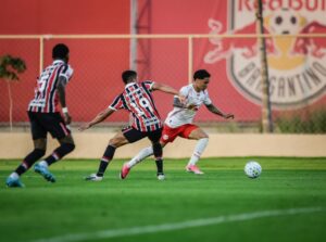 Torcedor segura ingresso solidário para jogo-treino do Bragantino