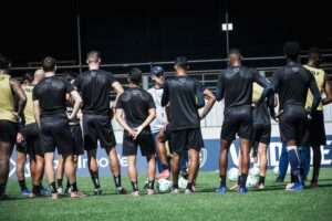 Léo Condé conversa com jogadores do Remo — jogo-treino do Remo