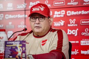 Guto Ferreira no comando do Vila Nova