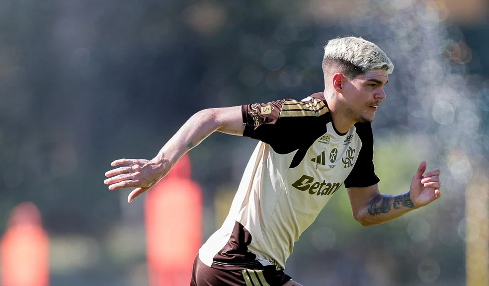 Ayrton Lucas durante treino pelo Flamengo