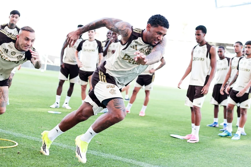 Rayan Lucas durante treino amistosos em Portugal