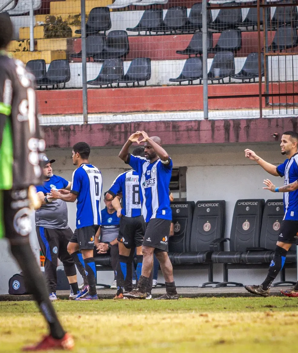 Tubarão vence Jaraguá no Estádio João Marcatto — jogadores comemorando
