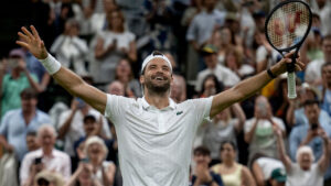 Dimitrov Wimbledon 2026 em quadra celebrando vitória