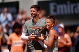 Errani e Vavassori comemorando título em Roland Garros