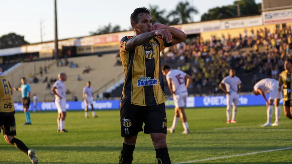 Robson Novorizontino comemorando gol contra o Atlético-GO