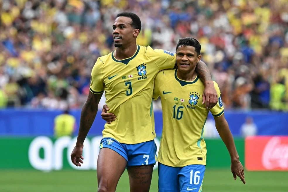 Gabriel Magalhães recorde de Dunga abraça Douglas Santos — Foto: Paul Ellis / AFP