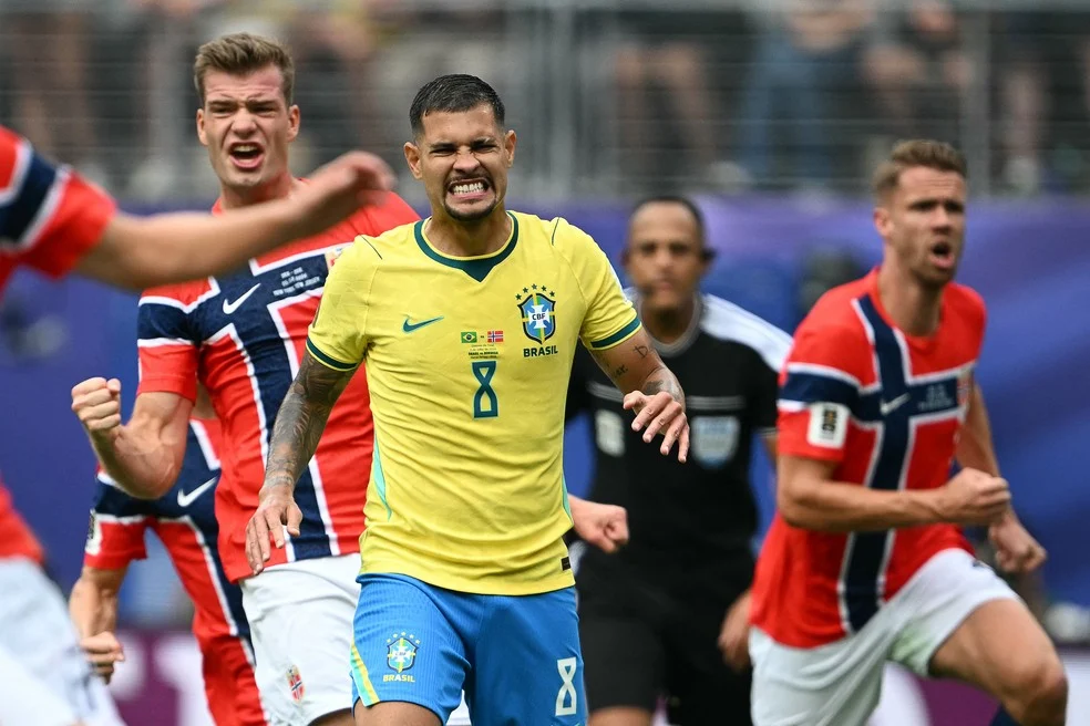 Bruno Guimarães lamenta pênalti perdido; Vini Jr deveria ter cobrado