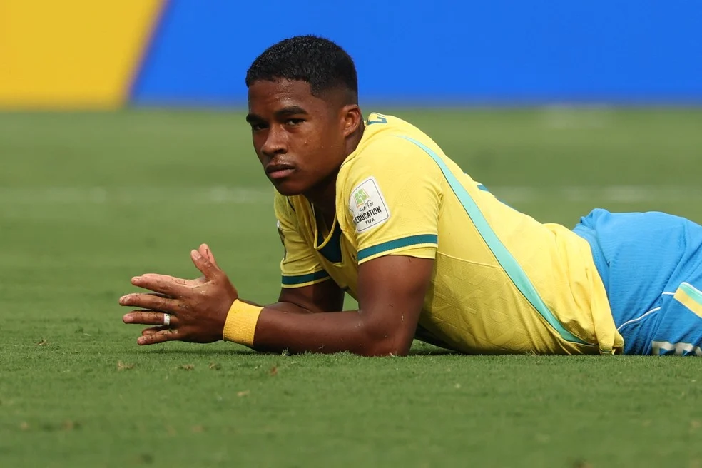 Endrick erra gol na cara de Nyland durante Brasil x Noruega — Endrick erra gol