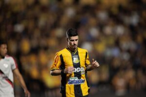 Rômulo Novorizontino comemorando 150 jogos