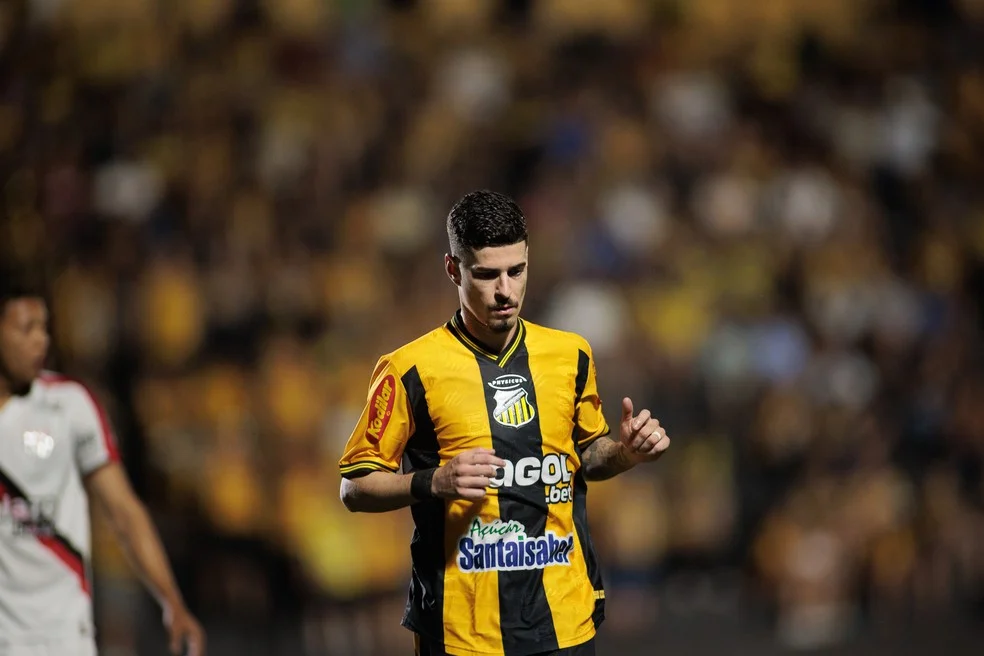Rômulo Novorizontino comemorando 150 jogos