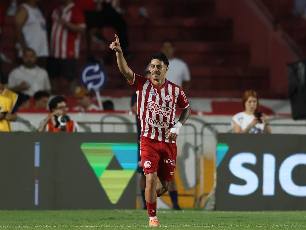 Dodô Náutico em celebração após gol — Foto do destaque