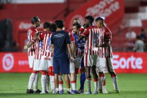 Náutico busca estabilidade — jogadores do Náutico em campo