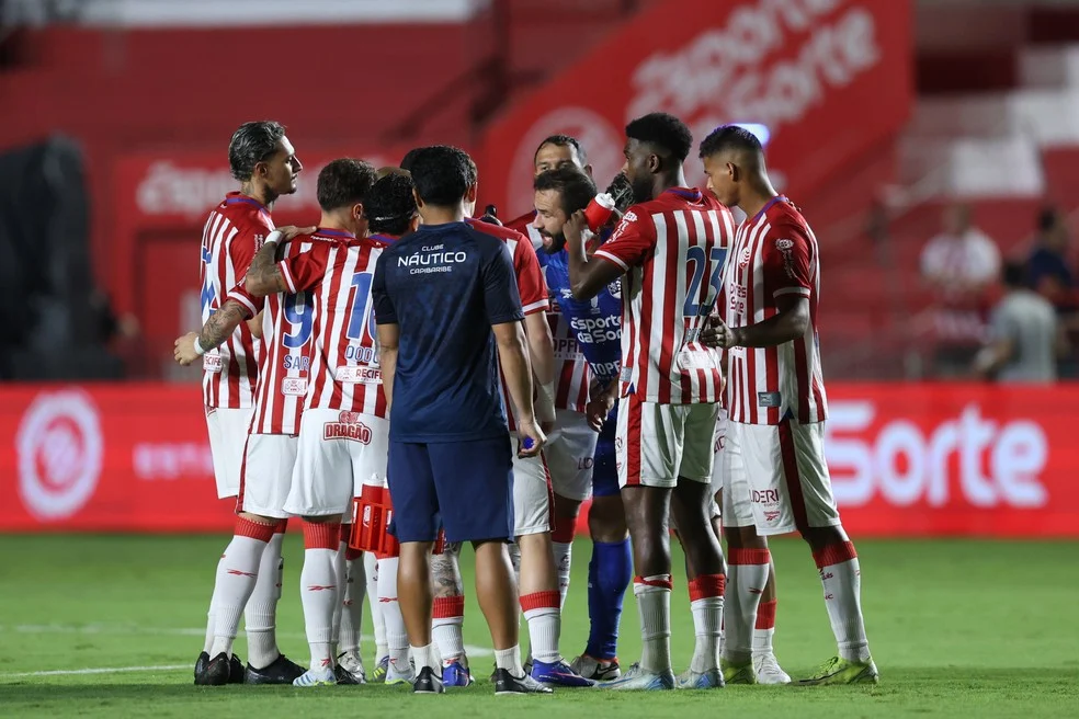 Náutico busca estabilidade — jogadores do Náutico em campo