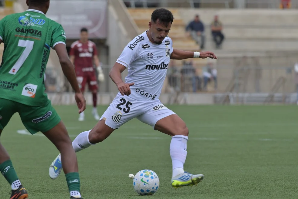 Gabriel Menino atuando pelo Santos