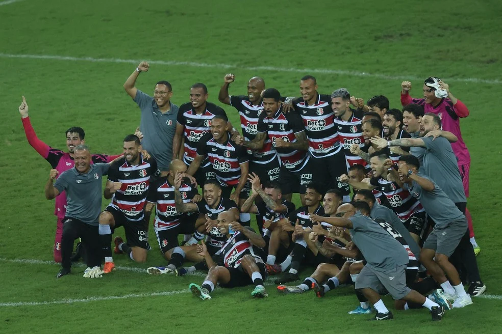 Comemoração do Santa Cruz após vitória — Santa Cruz classificação