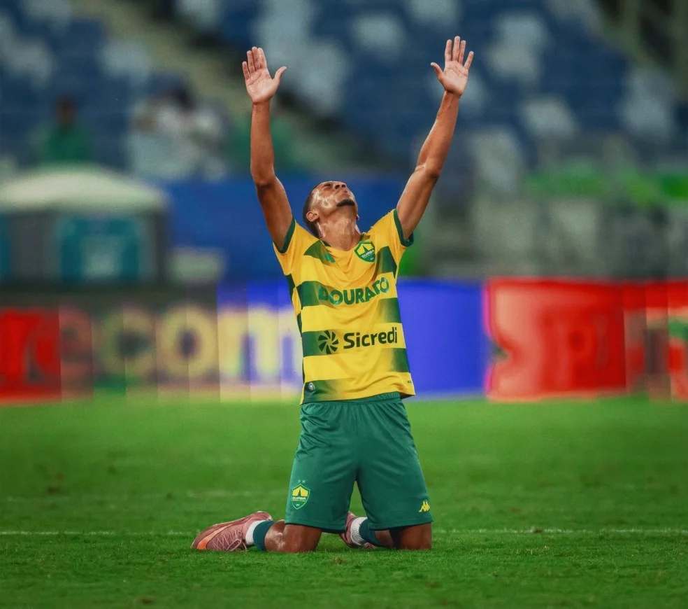 Aiyran Cuiabá comemorando gol pelo Cuiabá