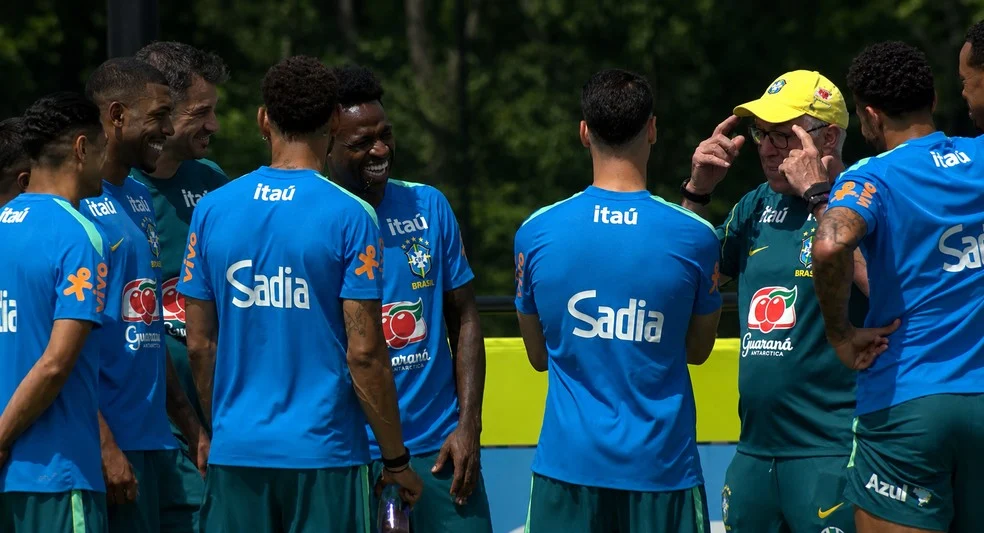 Ancelotti durante treino antes de Brasil x Noruega
