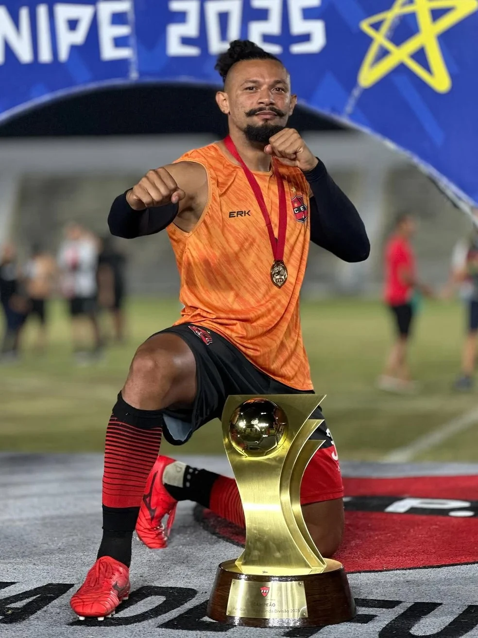 Augusto Pedra com a camisa da Desportiva Guarabira