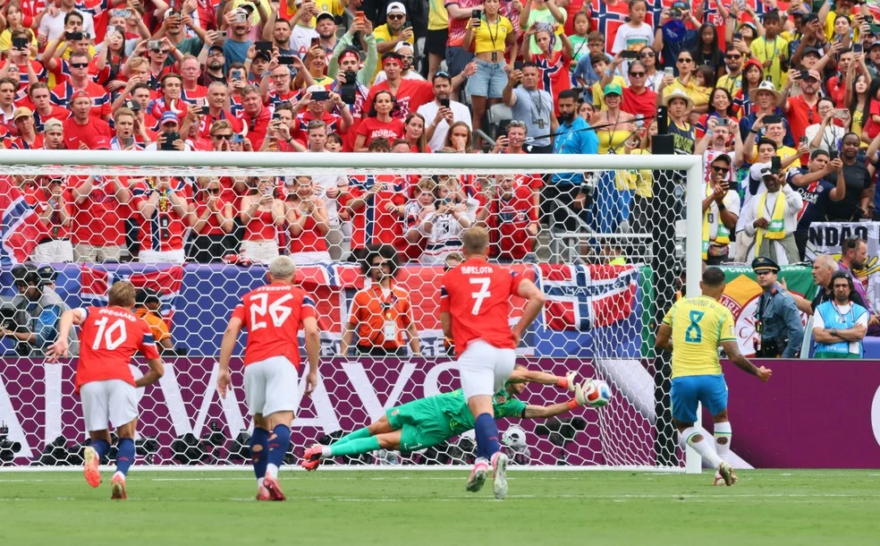 Orjan Nyland defendendo cobrança de pênalti contra o Brasil