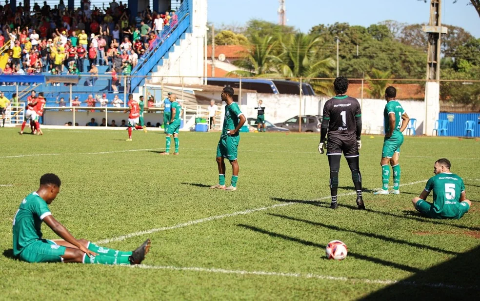 Caldense rebaixamento: jogadores da Caldense após a derrota para o Boa Esporte