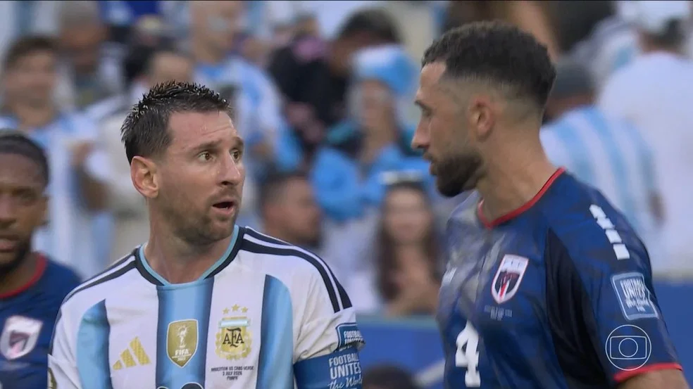 Messi irritado encarando Pico Lopes no intervalo