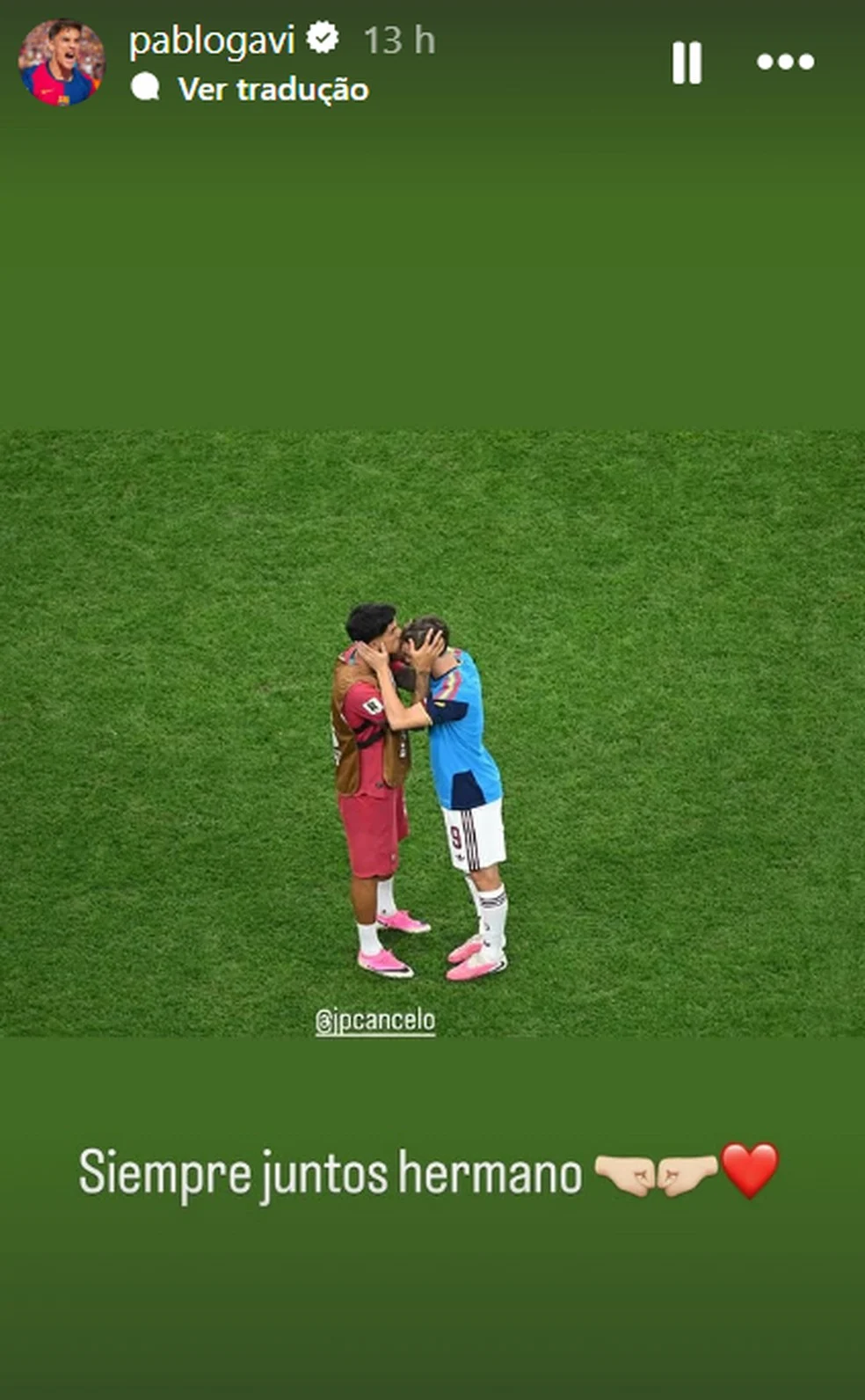 Gavi publica mensagem: Gavi abraça João Cancelo no gramado