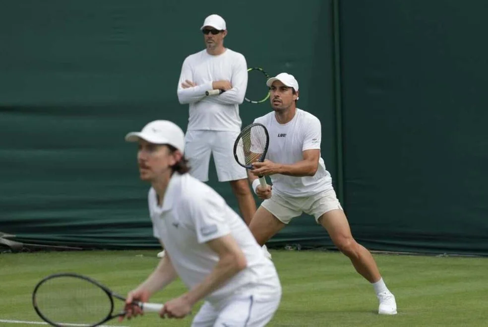 Fernando Romboli e John-Patrick Smith em treino em Wimbledon