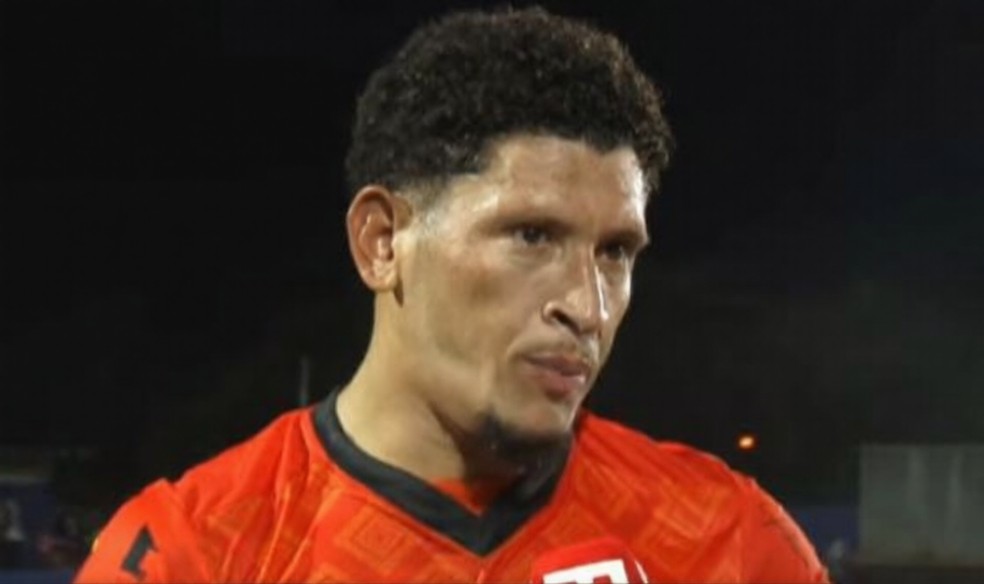 Clessione do Manauara comemora o gol dedicado à avó
