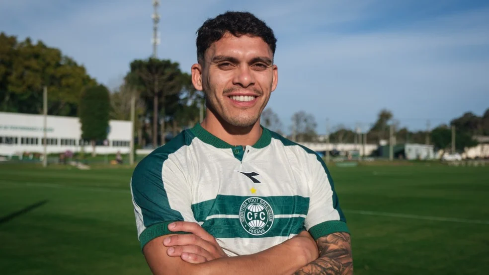 Brian Ocampo com a camisa do Coritiba