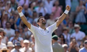 Djokovic Wimbledon em ação mostrando energia no All England Club