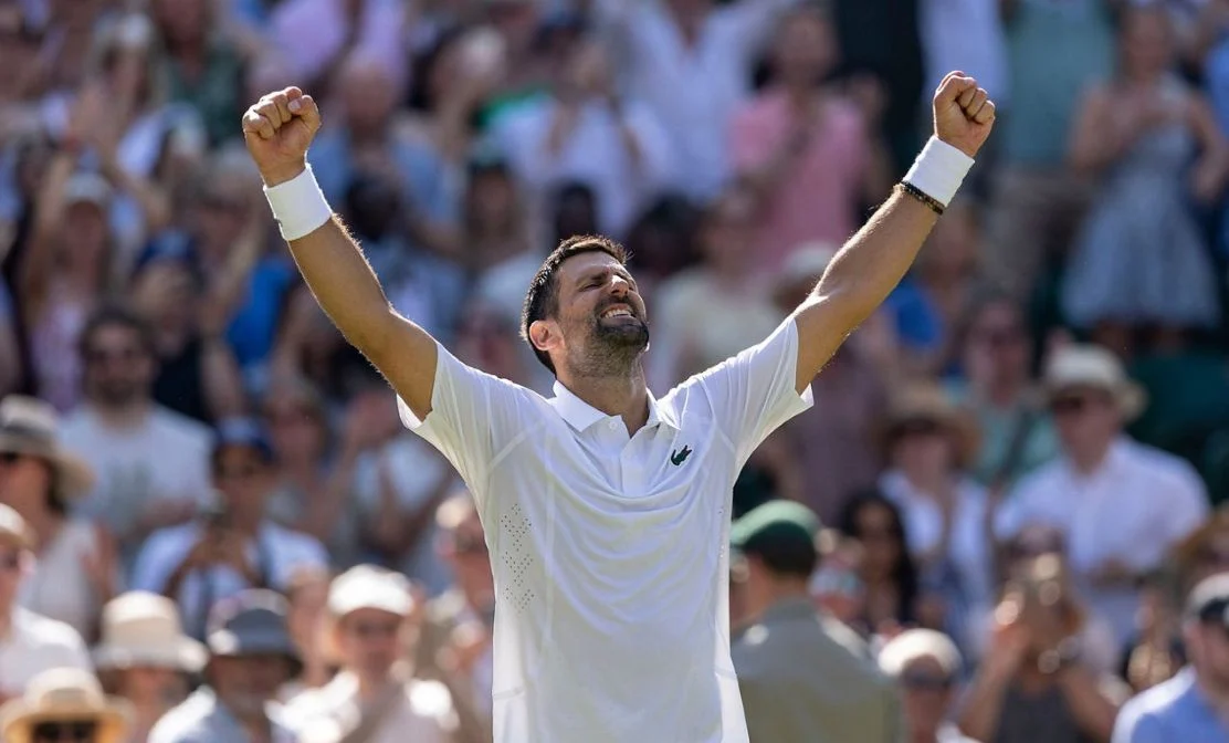 Djokovic Wimbledon em ação mostrando energia no All England Club
