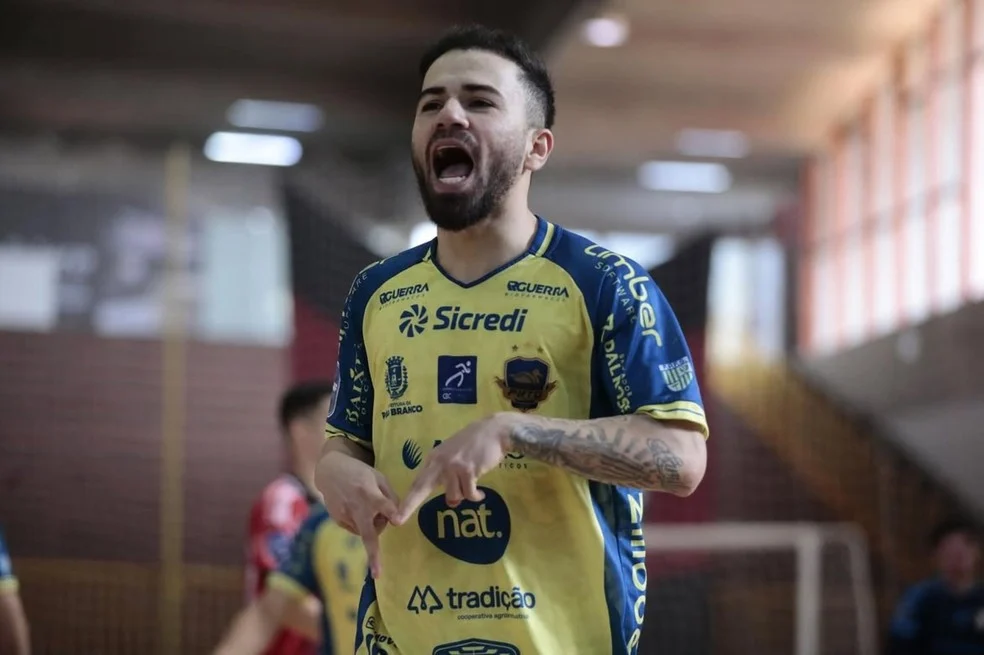 Jogadores do Pato Futsal comemoram gol na Arena UTFPR — Pato Futsal