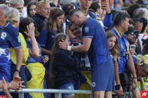 Edin Dzeko consolando filha após eliminação