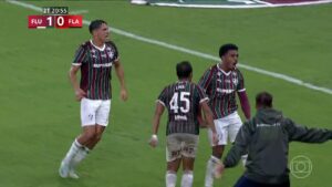 Melhor jogo do Fluminense — torcida e elenco do Fluminense em campo